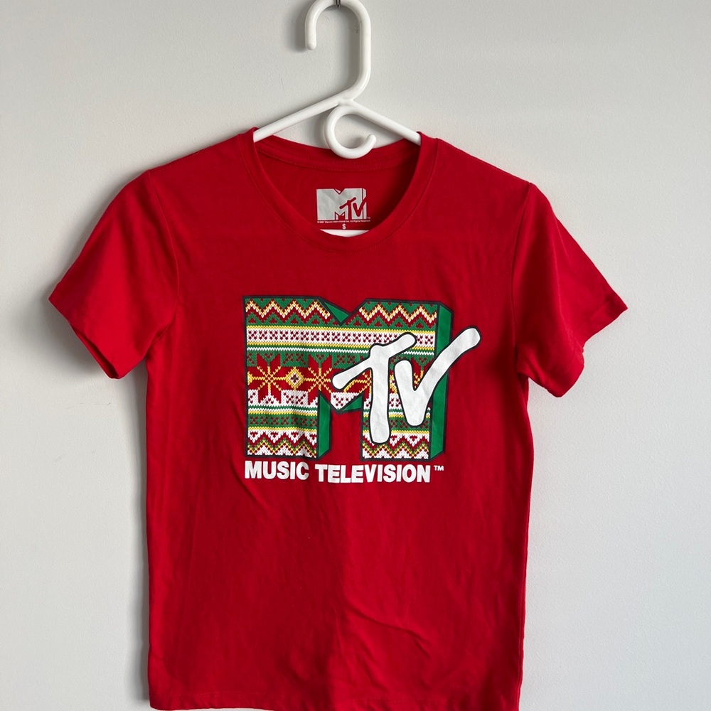 MTV Bold Red Christmas themed Logo Tee poinsettias and chevron Size S